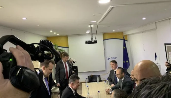 Lajçak takohet me Listën Serbe