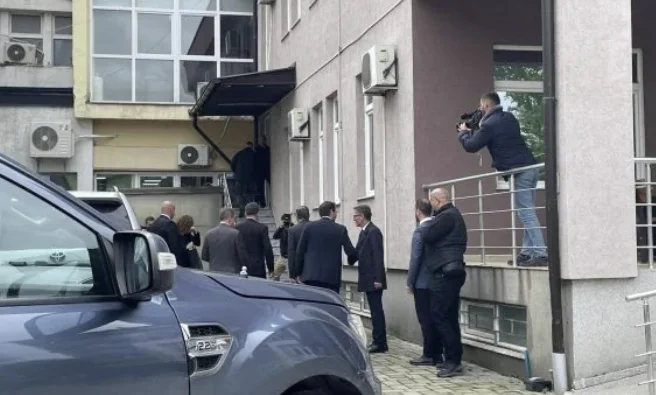 Lajçak arrin në Mitrovicë, pritet nga Hamza