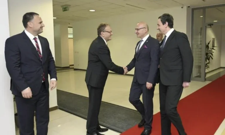 Albin Kurti e mban afër Martin Berishajn, ai si gjithmonë paraqitet duke qeshur