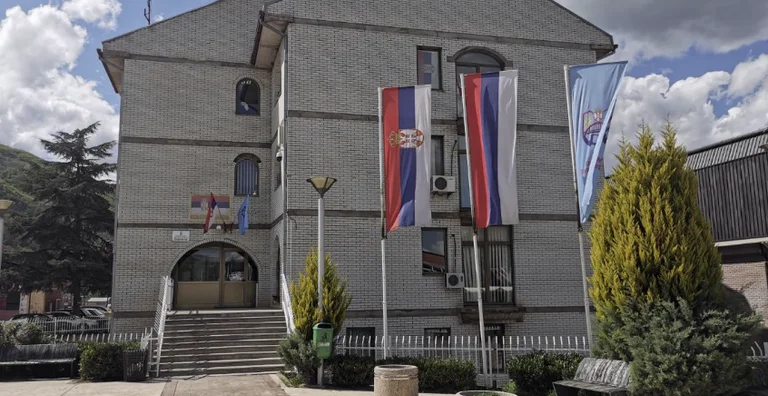 Jep dorëheqje kryesuesi i Kuvendit Komunal të Zubin Potokut
