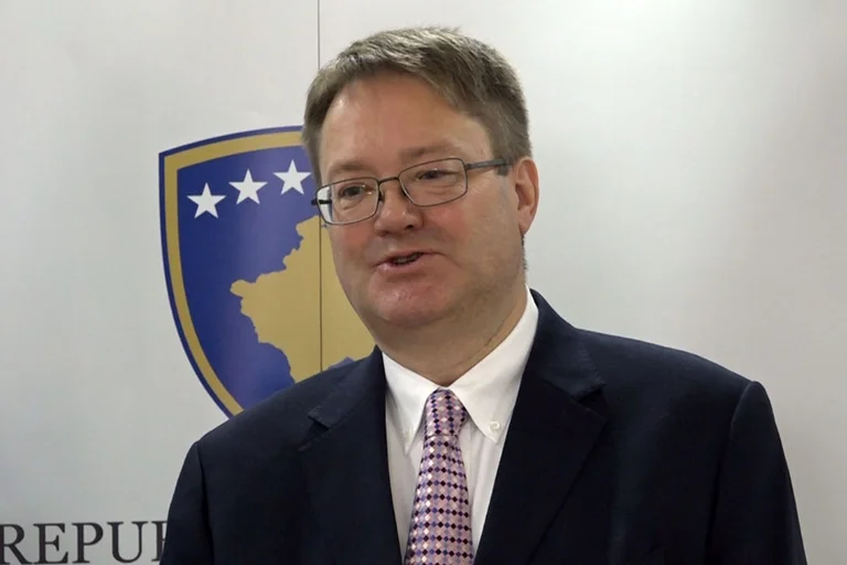 Abbott paralajmëron vizita të rëndësishme në Prishtinë: Është koha që Kosova ta prezantojë zyrtarisht një draft për Asociacionin