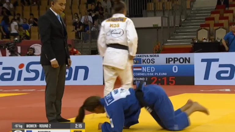 Nora Gjakova mposhtet në çerekfinale, do të luftojë për medaljen e bronztë