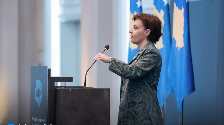 Ministria e Donika Gërvallës shpenzon rreth 1000 euro për 15 ombrella e dy hekura për hekurosje
