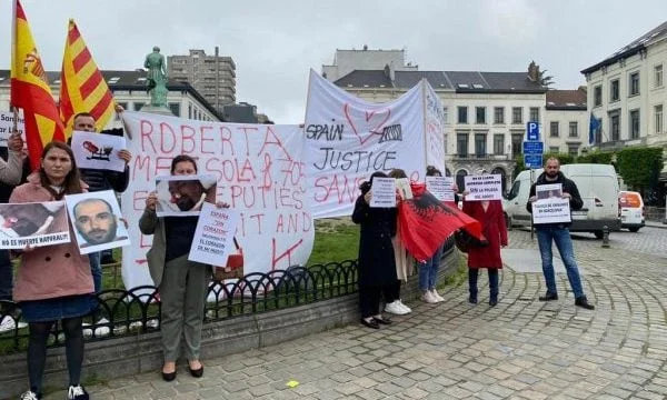 Familjarët protestojnë para Parlamentit Evropian, trupi i Sajmir Sulës u erdhi pa zemër