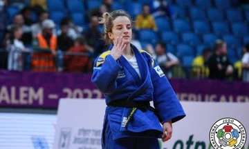 Das Viertel qualifiziert sich im Halbfinale der Welt, nähert sich Gold