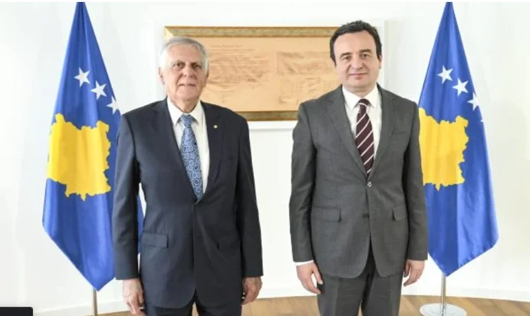 Fituesi i Nobel-it në Prishtinë, ndan përvojat profesionale me Kurtin