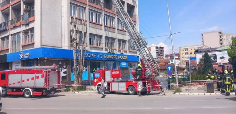Policia e zjarrfikësit në vendngjarje, gati të bie fasada e një objekti përballë Komunës në Prishtinë