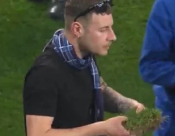 Neapel fans place grass chips im Udinese Stadium zum Verkauf