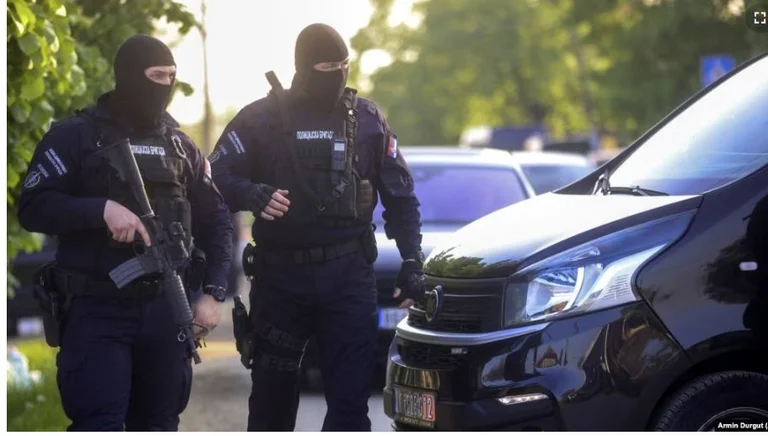 Vrasja masive afër Beogradit: Policia gjen arsenal armësh