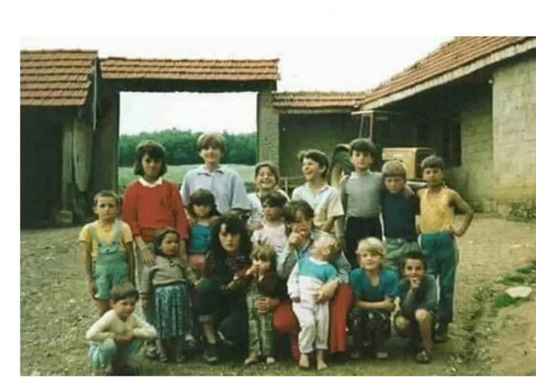 Këshilltari i Pacollit publikon foton e fëmijëve të familjes Jashari: Kur u vranë fëmijët kosovar Nenad Rashiq ka festuar me këngë çetnike
