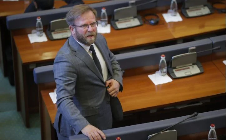 “Salih Zyba është polici i Vetëvendosjes” – Haki Abazi tregon se a ishte afër përplasjes fizike me deputetin Zyba