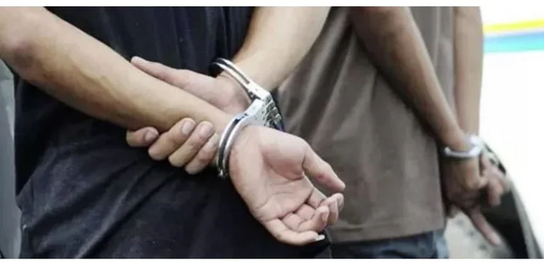 Arrestohen në Morinë dy prishtinas, kishin futur në bagazh të makinës një 17-vjeçare