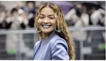 Rita Ora est honorée avec le “Brit Million”