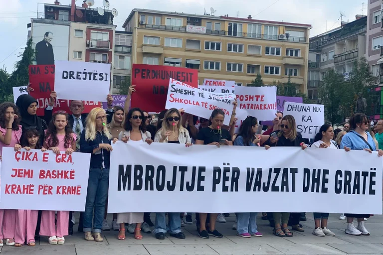 Lirohen nga paraburgimi tre të miturit për dhunimin e 11-vjeçares