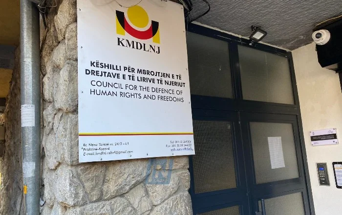 Gjykata Speciale bastisi mbrëmë dy shtëpi në Prishtinë, KMDLNj jep detaje