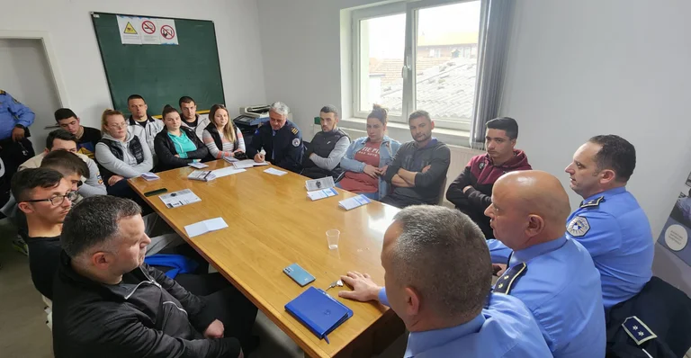 Policia me fushatë sensibilizuese në Shtërpcë për aplikimin e të rinjve nga komunitetet pakicë