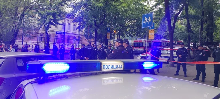 Shkon në nëntë numri i të vrarëve në një shkollë në Beograd