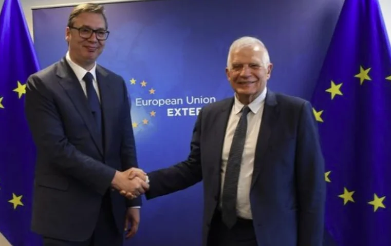 Vuçiqi takon Borrellin: Interesat e popullit serb në Kosovë janë mbi të gjitha
