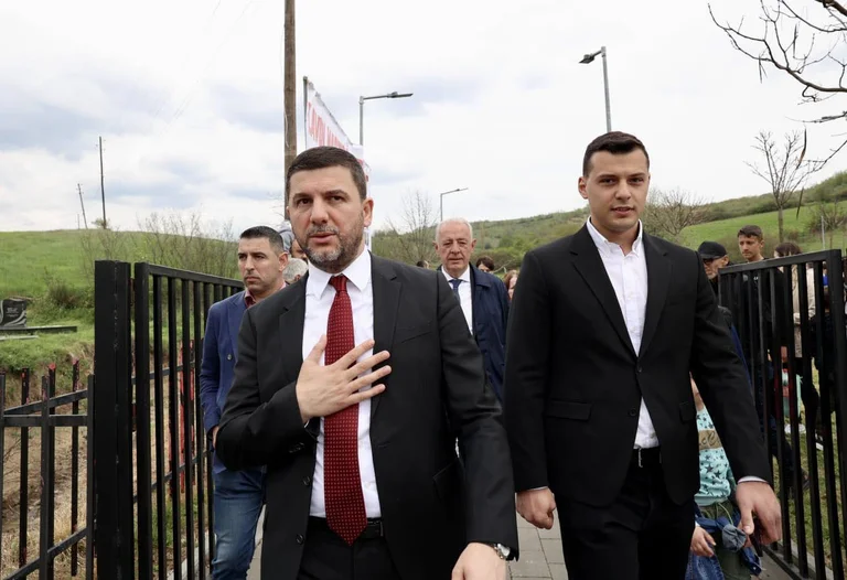 Krasniqi bashkë me djalin e ish-presidentit Thaçi marrin pjesë në përvjetorin e Masakrës së Studimes