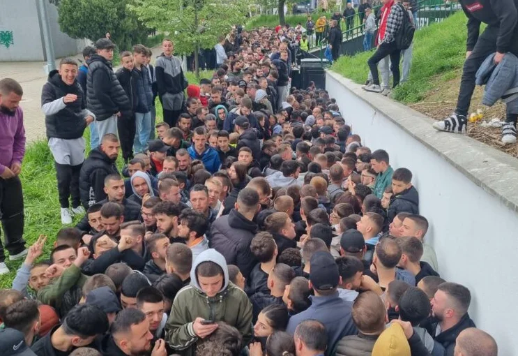 Interesim i jashtëzakonshëm nga tifozët për të siguruar biletat për ndeshjen KB Trepça – KB Peja