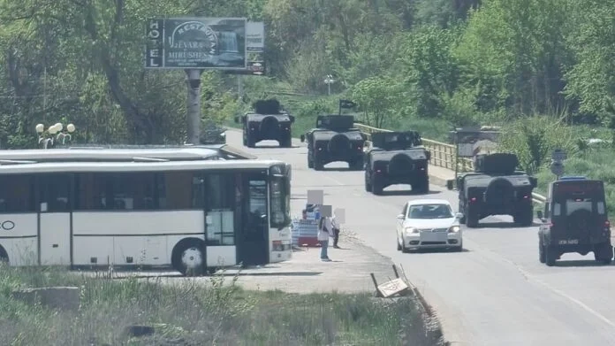 FSK niset drejt Aeroportit të Gjakovës, dalin pamjet nga kolona e automjeteve ushtarake