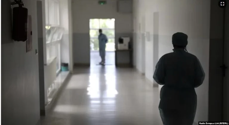 Mjekë të huaj punojnë në Kosovë pa licenca