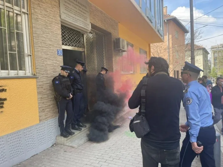 Marshuesit gjuajnë mjete piroteknike drejt institucioneve të Kosovës