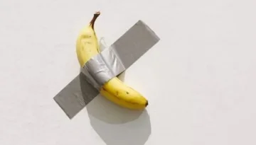 “Isha i uritur, nuk kisha ngrënë mëngjes”, vizitori i muzeut ha bananen e ekspozuar si pjesë e instilacionit artistik