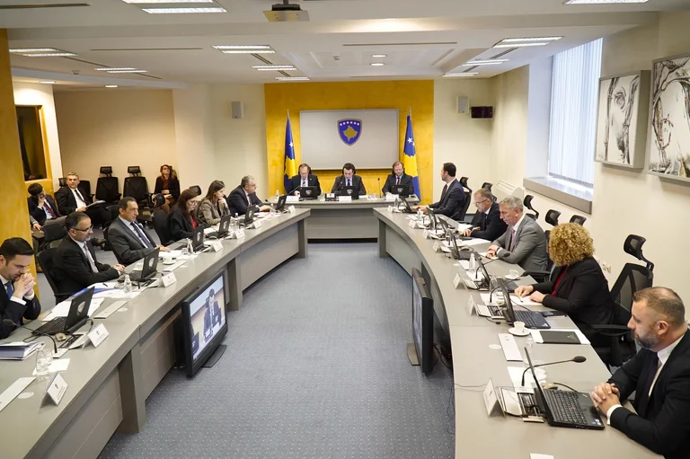 Ekonomisët: Shpenzimet e larta të luksit, papërgjegjësi e Qeverisë
