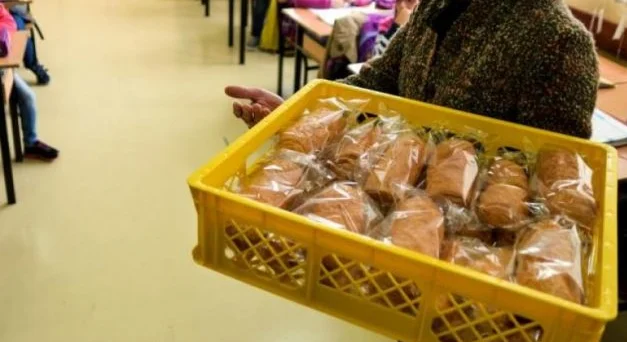 Los estudiantes, padres y directores de la escuela buscan devolver los disparos