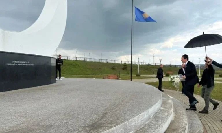 Kurt rindió homenaje al complejo Mary Memorial: Gloria al Comandante Ilaz Kodra