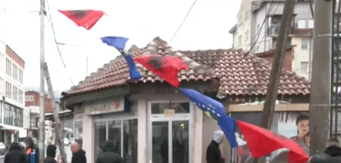 Nuevas banderas nacionales y de Kosovo colocadas en las calles, comisarías de policía en el norte