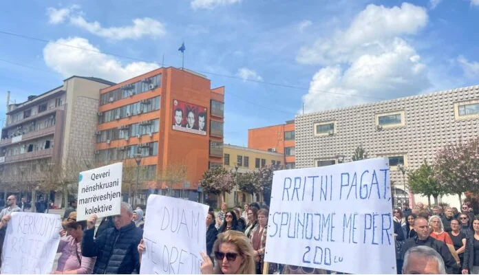 “Rritni pagat, s’punojmë më për 200 euro”, sindikatat e sektorit privat protestojnë para Qeverisë