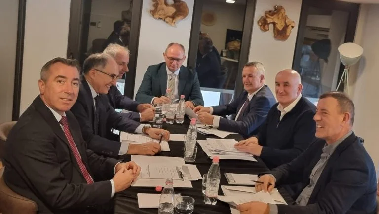Los alcaldes buscan reunirse con el Primer Ministro Kurti