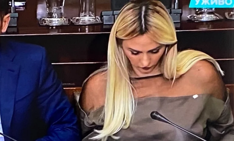Con camiseta transparente en la sesión de la Asamblea, el ministro serbio se vuelve viral