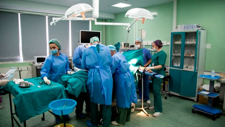 El Hospital Mitrovica reduce el número de operaciones electrónicas, tres departamentos explotan la sala sólo 4 días al mes