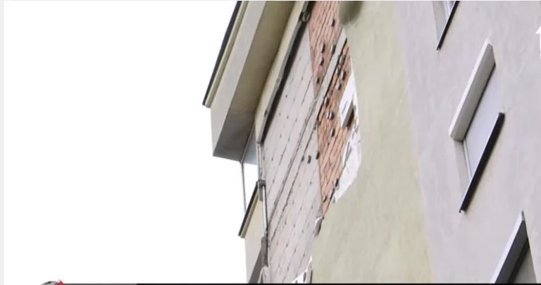 Persistante à la chute de la façade, la municipalité est toujours dehors