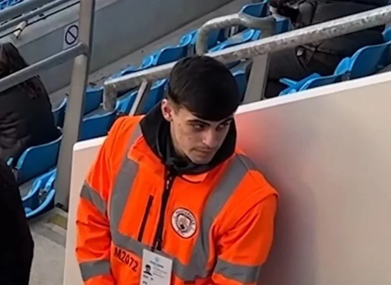 La star de la sécurité de Barcelone au match City Arsenal ? Les images de l'éthihad deviennent virales