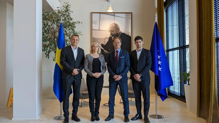Embajador sueco Permanece en Devolli Corporation, Visitas Prince Coffee Unit