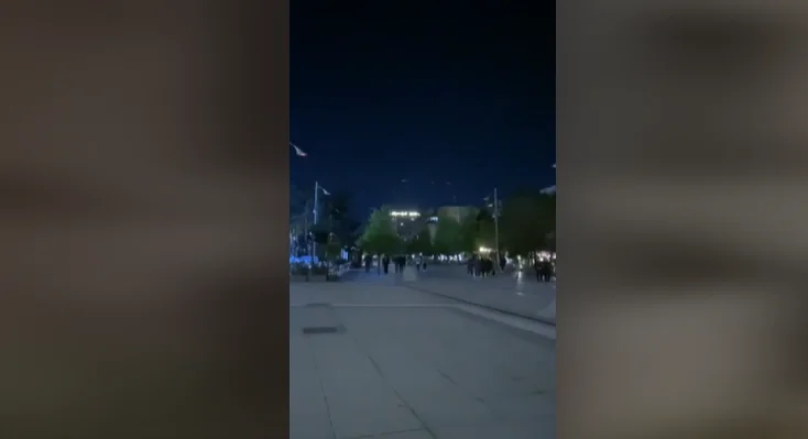 Cinco minutos sin luz, Pristina interactúa con la oscuridad de los familiares de los sin hogar