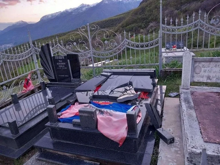 La tumba de Fatmir Haklaj destruida, su hermana: Y les temes morir.