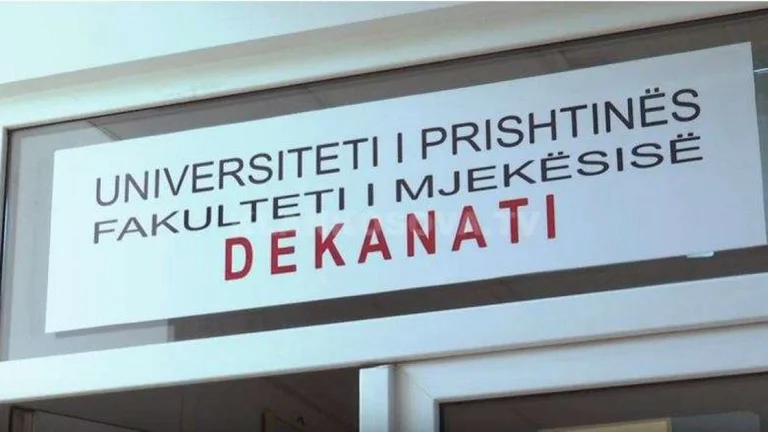 Profesores Lack y un gran número de estudiantes en la Escuela Médica