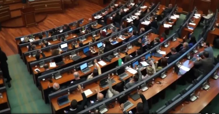 Gobierno defiende a Krasniqi arrestado con el argumento de que el aumento del beneficio de KEK