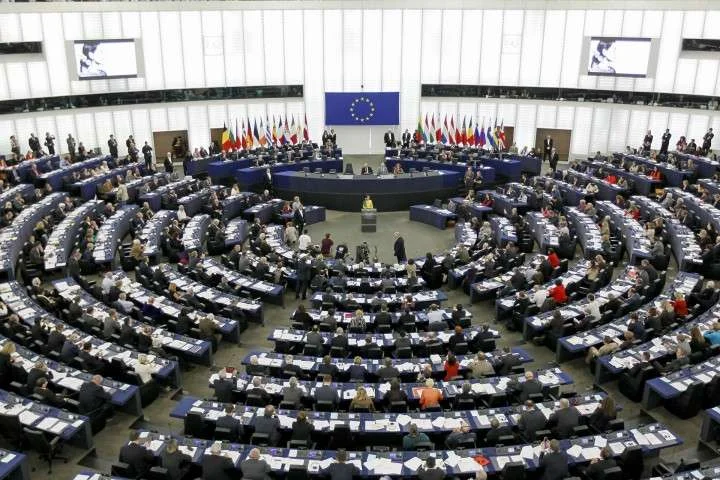 Parlamenti Evropian voton pro pranimit të Ukrainës si vend kandidat