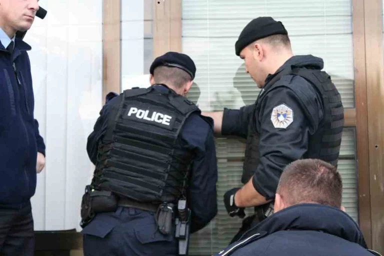 Narcotics in action. Two dilemmas arrested and a quantity of cocaine and heroin confiscated