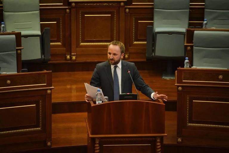 Tahiri: Nagip Krasniqi está justamente en custodia durante cinco meses vinculado por 30 contratos de un año por 72m euros