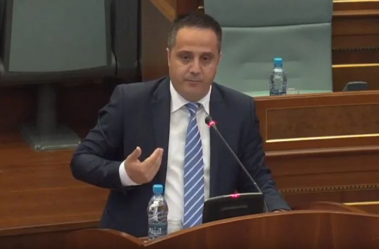 Selmanaj insta a la Junta de KEK a despido
