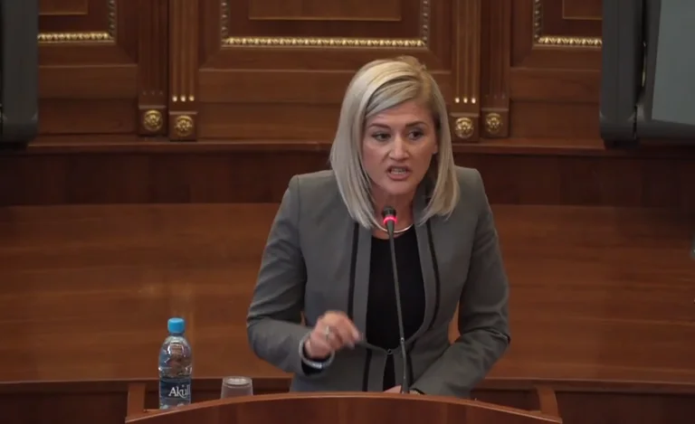 Mimoza Kusari flet me britma në Kuvend: Sulmon Qeverinë Hoti për “fishekzjarre”