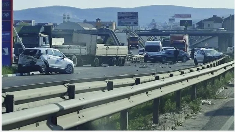 Fuerte accidente en Komoran, incluyendo varios coches