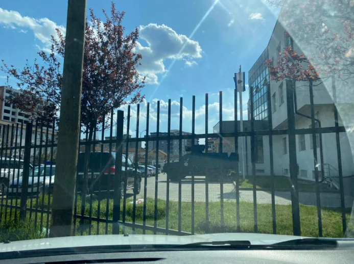 Vehículos de policía ubicados en la estación regional de Mitrovica, Elshani: en el marco del plan de elecciones operacionales